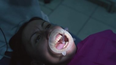 Dişçideki hasta, ultrasonla tartarı alıyor..