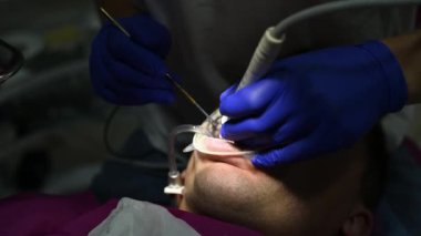 Dişçi dişlerindeki tartar ve sert plağı çıkarmak için ultrason kullanır..