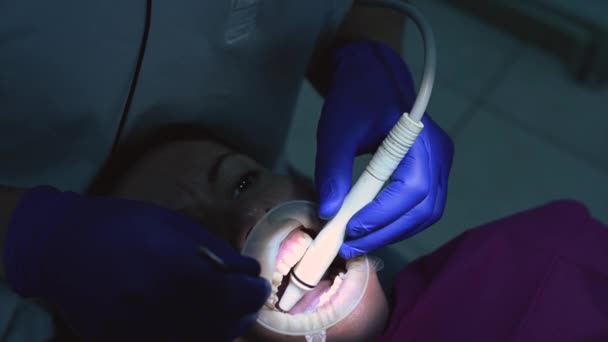Pacjent Dentysty Usuwanie Tataru Pomocą Ultradźwięków — Wideo stockowe