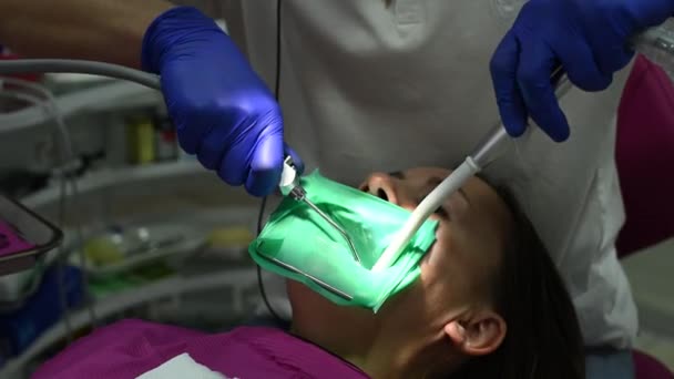 Paciente Está Uma Cadeira Consultório Dentista Realiza Procedimentos Odontológicos Tratamento — Vídeo de Stock