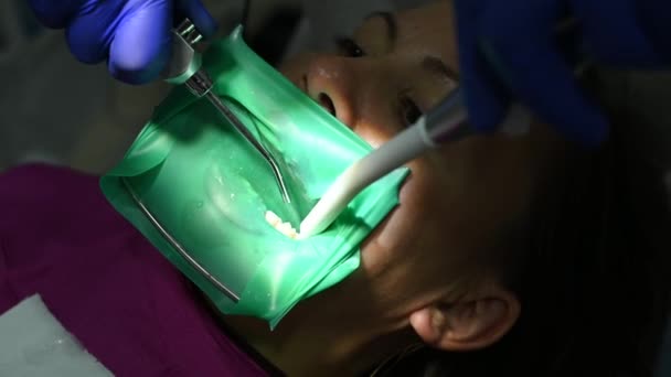 Paciente Está Uma Cadeira Consultório Dentista Realiza Procedimentos Odontológicos Tratamento — Vídeo de Stock