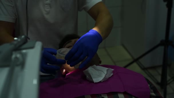牙医用超声波去除牙齿上的焦油和硬菌斑 — 图库视频影像