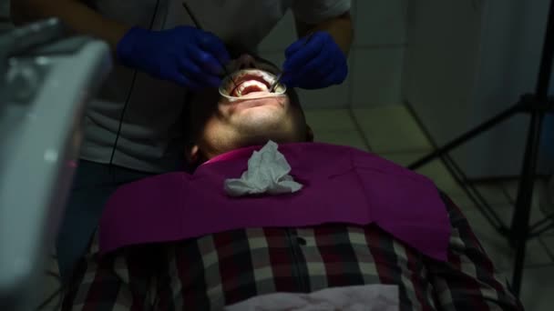 Ağız Temizliği Dişçi Muayenehanesinde Bir Adam Dişlerdeki Tartar Plağı Çıkarmak — Stok video