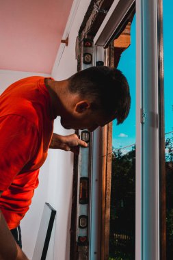 Çilingir-kurucu pencereyi tamir ettikten sonra, pencerenin sabit olup olmadığını kontrol eder, pencerenin kurulumu, ana seviye 20.20 'yi kullanır.