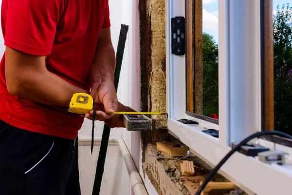 Hombre Realiza Trabajo Instalación Con Ventana Para Ello También Utiliza —  Fotos de Stock