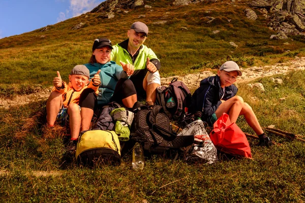 子供を持つ若い家族は カルパチア山脈を旅し 休息し 景色を眺めながらさらに行く力を得る 2020 — ストック写真
