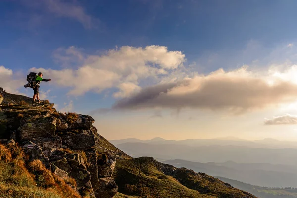 Menino Sobre Uma Grande Rocha Rochosa Admira Paisagem Dos Cárpatos — Fotografia de Stock