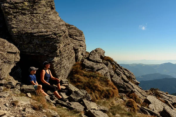 ครอบคร วบนยอดเขาหน งของ Carpathians เครน อแม และเด นชมว วของ Carpathians — ภาพถ่ายสต็อก