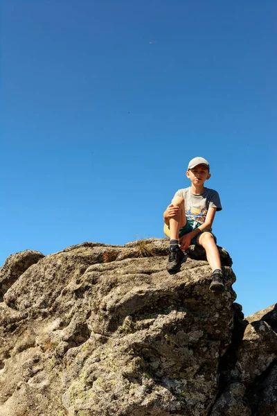 Niño Sentado Borde Una Gran Roca Rocosa Caminata Verano Las —  Fotos de Stock
