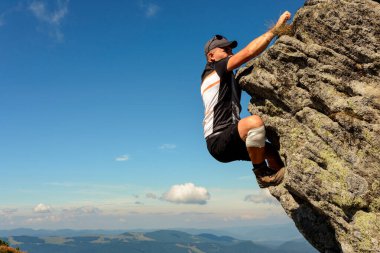 Karpatlar 'daki dağcılık, bir adam korumasız, yalnız, amatör dağcılık .2020' de kayalık bir tepeye tırmanır.