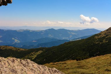 Karpatların tepesindeki büyük taşlar, destansı ve nefes kesici bir manzara. 2020