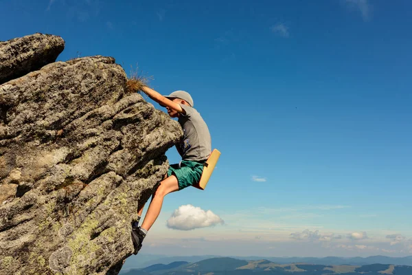 11歳の少年がカルパチア山脈で登山を勉強しています 少年はインストラクターや保護者の助けを借りずに岩の上に一人で登ります 2020 — ストック写真