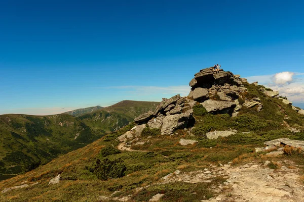 高い崖や照明のピーク 青い空とモンテネグロの笑顔の尾根のトレイル ウクライナのカルパティアの山のピークと美しい風景 2020 — ストック写真