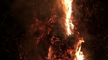 Ateşin alevlerinden çıkan kıvılcımlar ve duman gece geç saatlerde ateş sesini yavaşlattı..