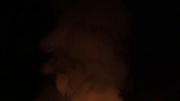 화염과 연기가 저녁늦게까지 일어나서, 어두운 배경에 불과 연기를 느리게 한다. — 비디오