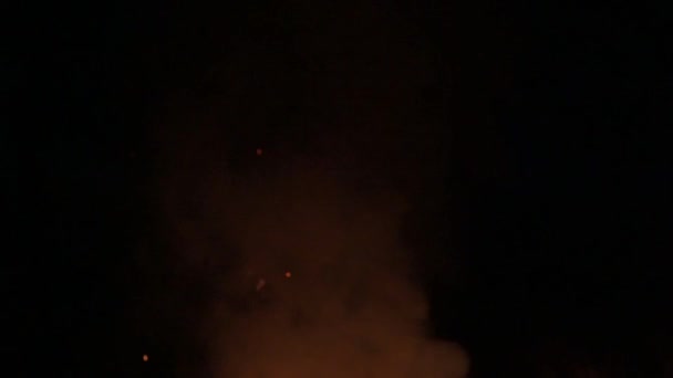 Flăcări și fum seara târziu, încetinind focul și fumul pe un fundal întunecat . — Videoclip de stoc