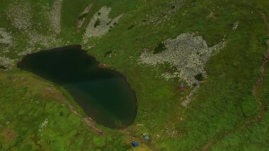 Alp Gölü Brebeneskul ve bölge, üst manzara, fotoğrafçı gölün kıyısında duruyor, Karadağ sırtı ve tüm güzelliği..