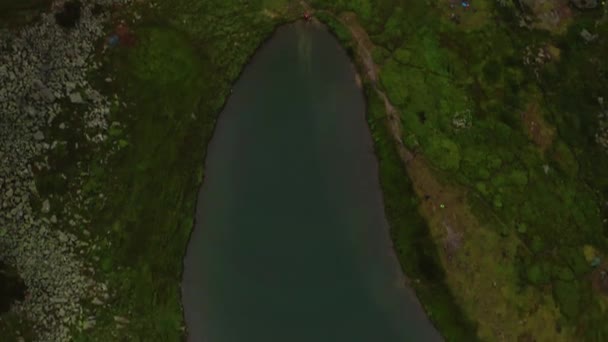 Lac Brebeneskul et le paysage environnant près du lac, vue de dessus, ciel nuageux et paysage estival. — Video