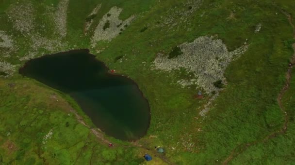 Lago Alpino Brebeneskul e a área, vista superior, o fotógrafo fica na margem do lago, o cume Montenegrin e toda a sua beleza. — Vídeo de Stock