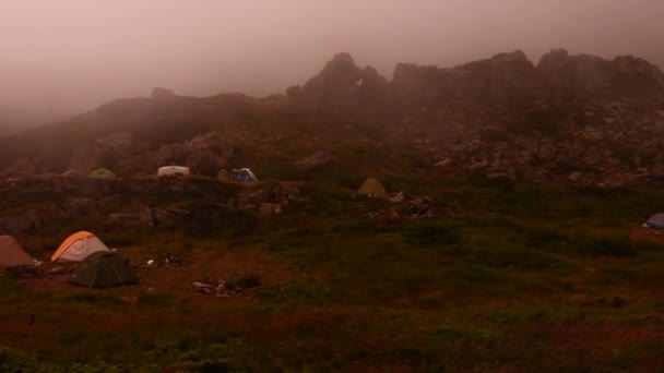 Stanový tábor v horách, táboření u jezera, stany odklizené z vrchu, déšť a mlha v horách. — Stock video