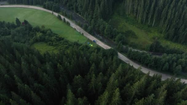 カルパティアの川とその平行道路の上の景色、ウクライナのカルパティアの田舎. — ストック動画
