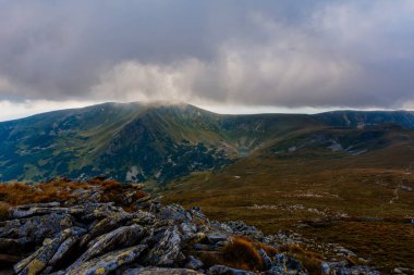 Karpatlar 'ın zirvelerinden biri de Gutyn Tomnatyk, Brebeneskul Gölü yakınlarında, kayalık bir dağ, Karadağ sırtı 2020' de bir dağ..
