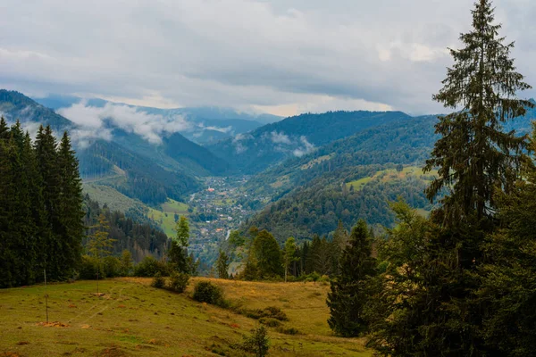 Ukrainisches Malerisches Karpatendorf Luhy Fuße Vieler Berge Und Der Nähe — Stockfoto