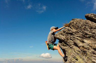 11 yaşında bir çocuk Karpatlar 'da dağcılık okuyor. Bir çocuk, bir öğretmen ve ebeveyninin yardımı olmadan kayanın tepesine tek başına tırmanıyor. 2020