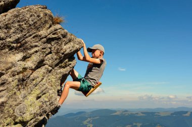 11 yaşında bir çocuk Karpatlar 'da dağcılık okuyor. Bir çocuk, bir öğretmen ve ebeveyninin yardımı olmadan kayanın tepesine tek başına tırmanıyor. 2020