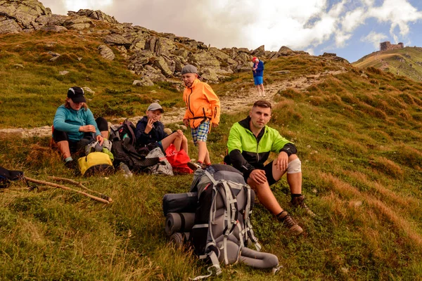 子供を持つ若い家族は カルパチア山脈を旅し 休息し 景色を眺めながらさらに行く力を得る 2020 — ストック写真