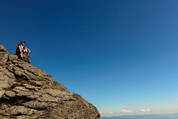 在乌克兰喀尔巴阡山脉的一座山峰上 有一个人站在石头的边缘 这座山峰是黑山的山脊 风景如画 坐落在喀尔巴阡山脉被践踏的小径上 — 图库照片