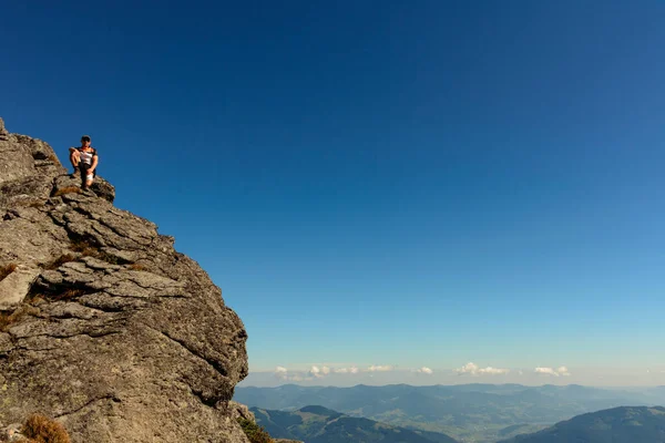 ウクライナのカルパティアのピークの一つに石の端に立っています モンテネグロの尾根 カルパティアの踏みつけトレイル上の絵のような山々 2020 — ストック写真