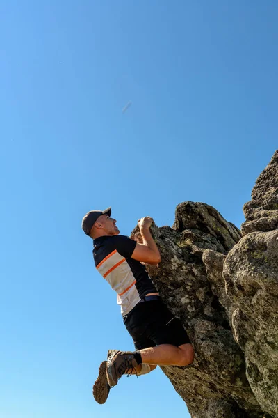 男は登山に従事しています 上に登ります 空と山に対する登山の壮大な景色 2020 — ストック写真