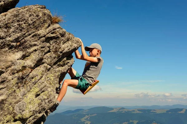 11 yaşında bir çocuk Karpatlar 'da dağcılık okuyor. Bir çocuk, bir öğretmen ve ebeveyninin yardımı olmadan kayanın tepesine tek başına tırmanıyor. 2020