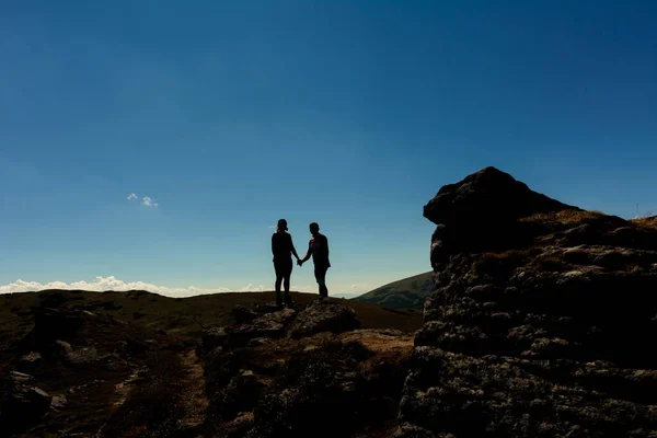 山の上にカップルのシルエット カルパチア山脈の上の観光客 モンテネグロの尾根 2020 — ストック写真
