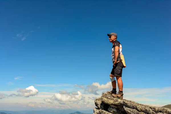 在乌克兰喀尔巴阡山脉的一座山峰上 有一个人站在石头的边缘 这座山峰是黑山的山脊 风景如画 坐落在喀尔巴阡山脉被践踏的小径上 — 图库照片