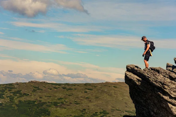 カルパティアの美しさ カルパティア山脈 モンテネグロの尾根 イヤードストーン山のピークの一人の男 2020 — ストック写真