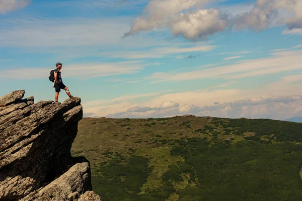 カルパティアの美しさ カルパティア山脈 モンテネグロの尾根 イヤードストーン山のピークの一人の男 2020 — ストック写真