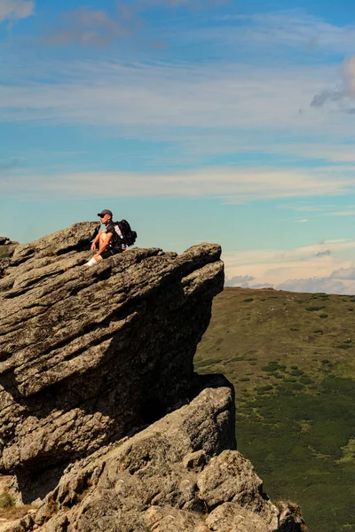 ชายคนหน งบนยอดเขาแห งความงามของ Carpathian เขา Carpathian นเขามอนเตกร เขา Eared Stone — ภาพถ่ายสต็อก