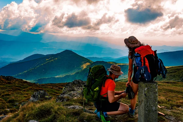 Jovem Casal Turistas Férias Topo Montanha Desfrutando Das Vistas Cume — Fotografia de Stock