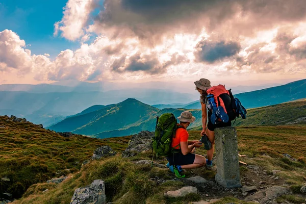 Jovem Casal Turistas Férias Topo Montanha Desfrutando Das Vistas Cume — Fotografia de Stock