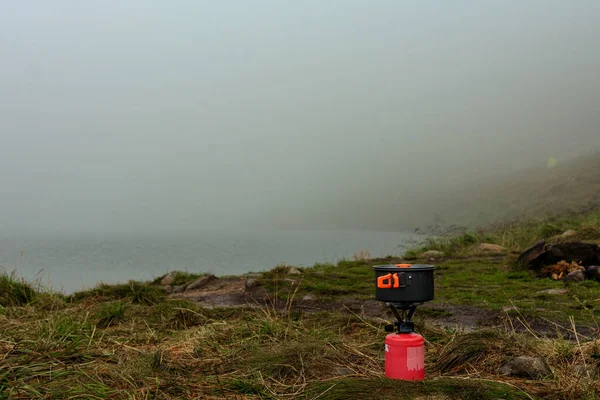 Gasfles Gaskachel Bij Tent Achtergrond Van Een Bergmeer 2020 — Stockfoto