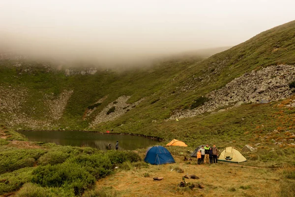 Ranní Déšť Mlha Horského Jezera Karpatské Jezero Brebeneskul Stanový Tábor — Stock fotografie