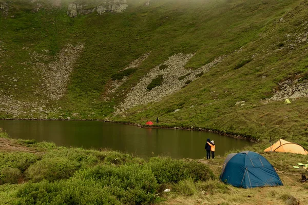 Dva Chlapci Stojí Vody Dva Bratři Dívají Jezero Odraz Vodě — Stock fotografie