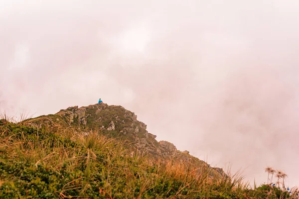 モンテネグロの尾根の夏の風景 グティンTomnatyk山の曇りの山と風景 魅力的で神秘的な山々 雄大なカルパティア 2020 — ストック写真