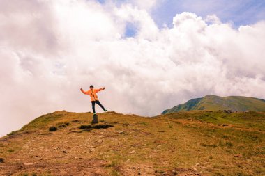 Yaz Karpatları, Karadağ sırtı zirvesinde turistler, dağları fetheden çocuklar, Karpatlar. 2020