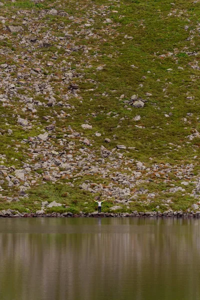 Lac Alpin Brebeneskul Berceau Des Carpates Quelques Touristes Près Lac — Photo