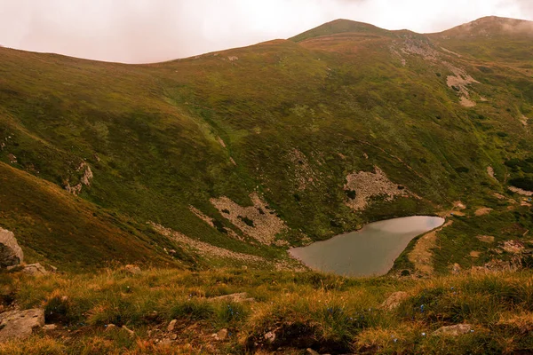 雲の中のブレベンスケル湖 モンテネグロからの湖の景色 カルパチア山脈の高高度生態学的にきれいな湖 自然保護区 2020 — ストック写真