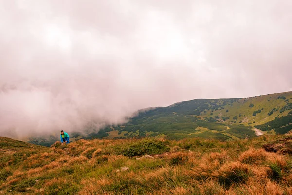 Gutyn Tomnatyk山の上の雨の後の時間 山の神秘的な霧と白い雲 モンテネグロの尾根の美しさ 2020 — ストック写真
