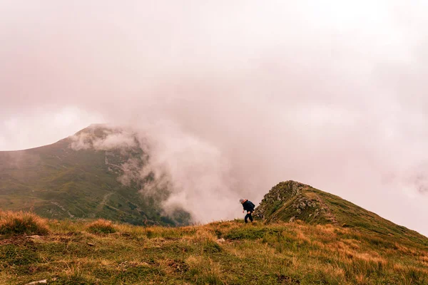 雲の中のモンテネグロの尾根 雲の中のグティン トムナトク山 山から谷への絵のように魅力的な魔法の風景 2020 — ストック写真